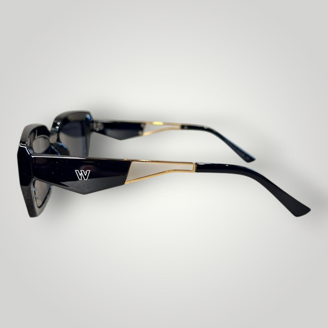 Óculos de sol retangular W One Brand Store em acetato preto e metal dourado com lentes fumê, vista lateral.