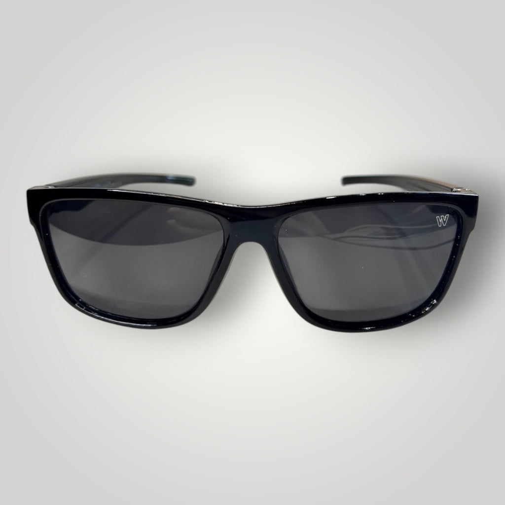 Óculos de sol W One Brand Store em acetato preto com lentes fumê polarizadas e design moderno