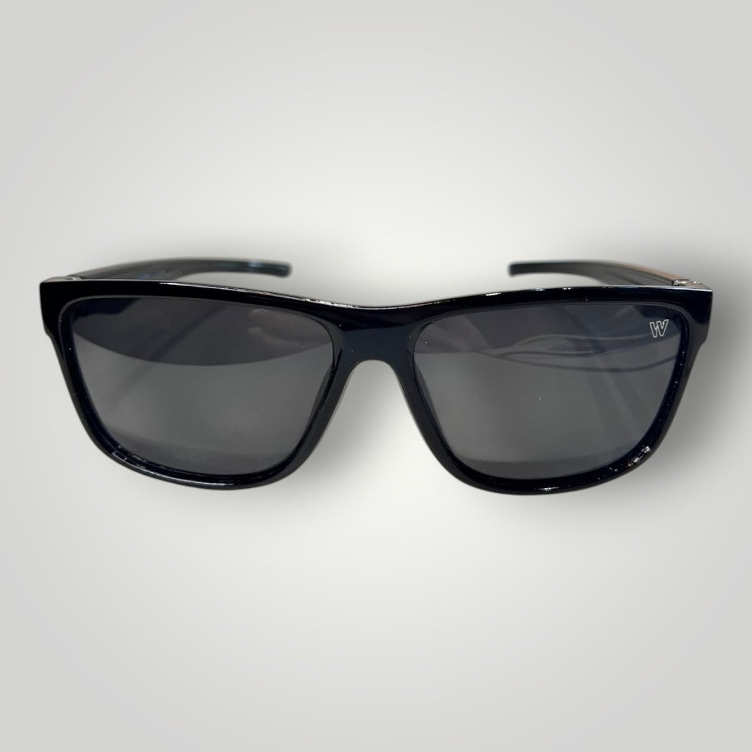 Óculos de sol W One Brand Store em acetato preto com lentes fumê polarizadas e design moderno