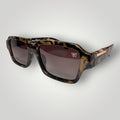 Óculos de Sol Premium Retangular em Acetato Camuflado com Lentes Marrons Degradê vista frontal