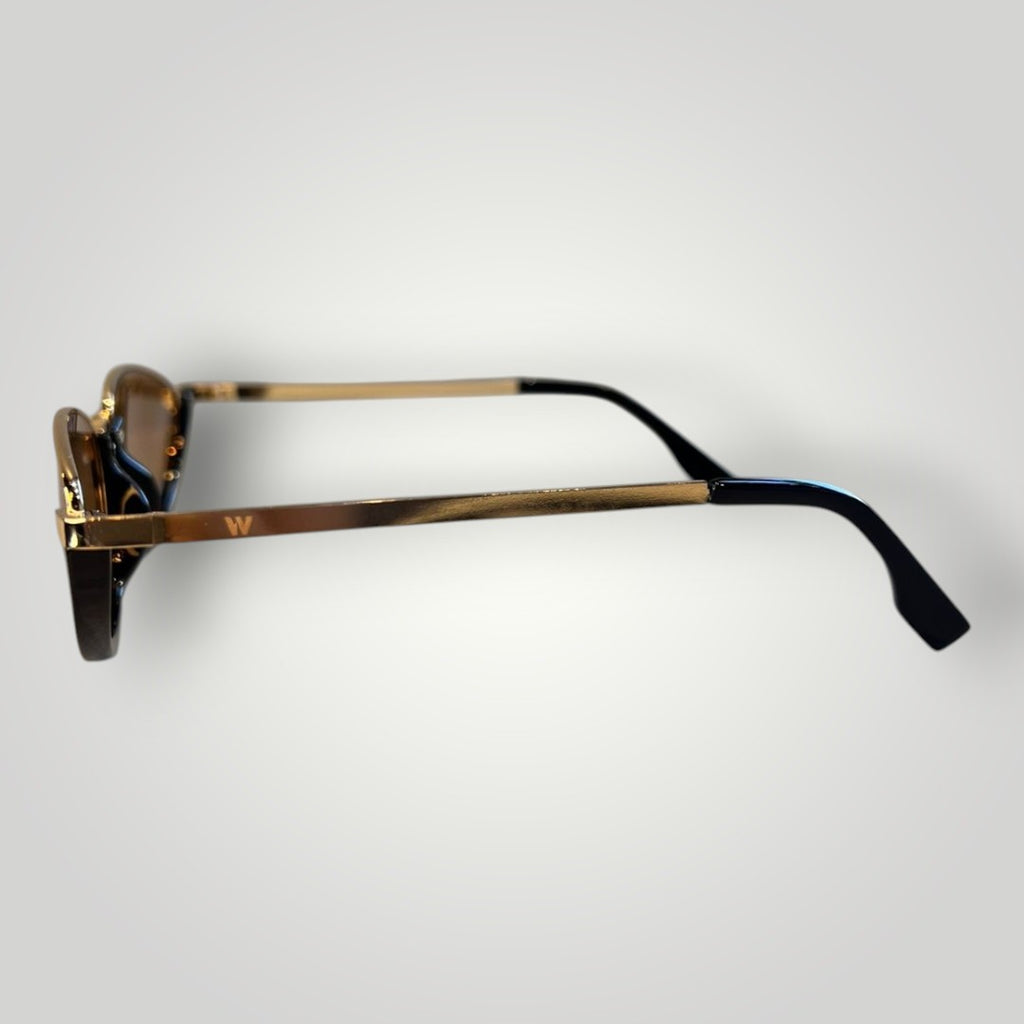 Óculos de sol W One dourados com armação oval em metal e acetato preto, lentes marrons e proteção UV400.