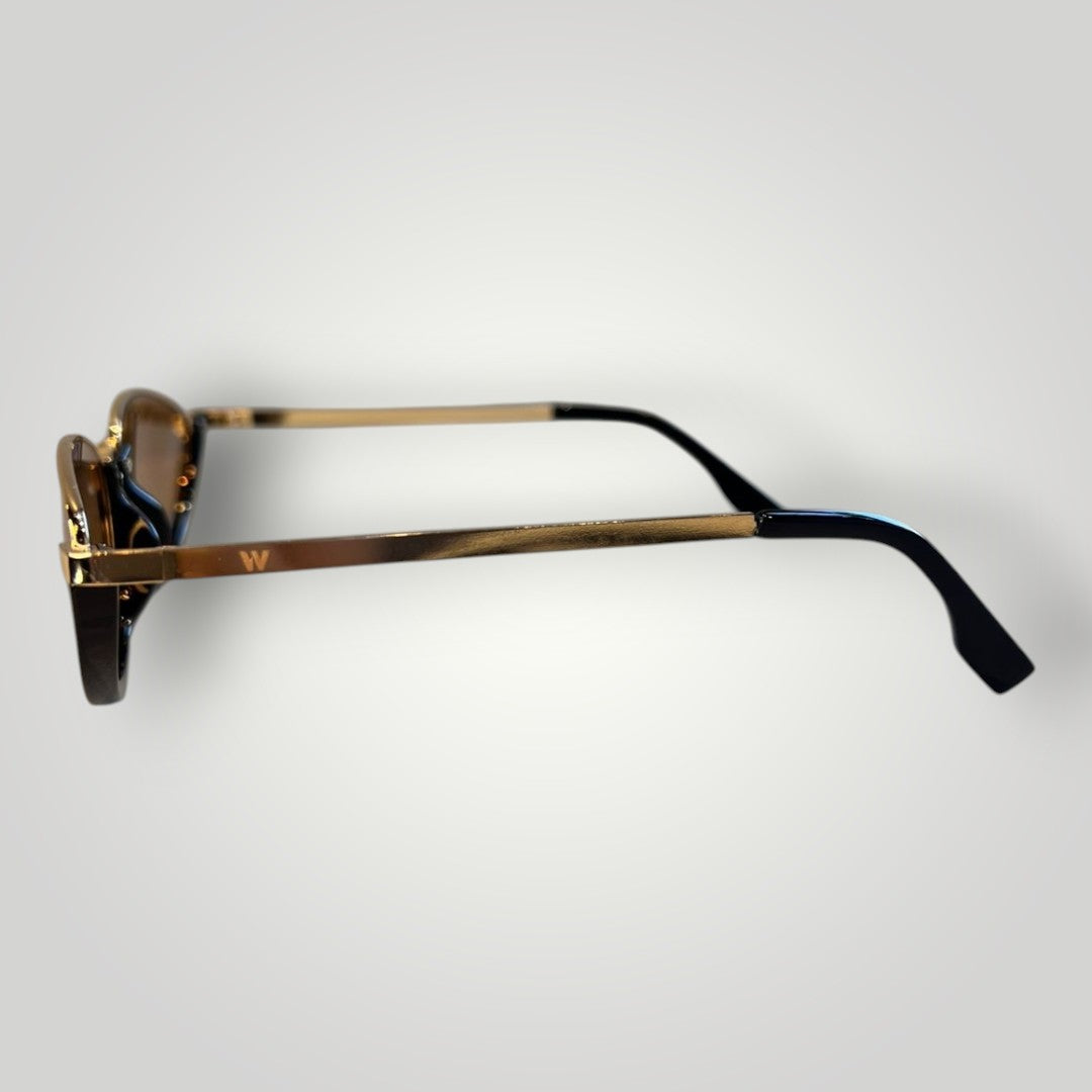 Óculos de sol W One dourados com armação oval em metal e acetato preto, lentes marrons e proteção UV400.