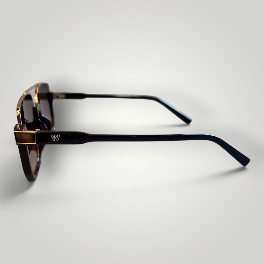 Óculos de sol W One Brand Store quadrado em acetato marrom com detalhes dourados e lentes marrons, vista lateral.