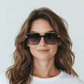 Óculos de Sol Quadrado em Acetato Preto com Detalhes em Dourado Estilo Aviador e Lentes Fumê detalhe da armação e das lentes