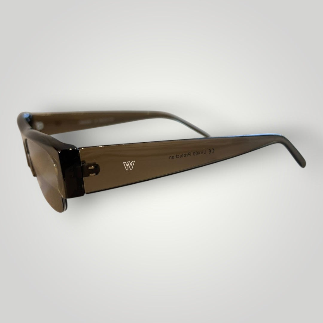 Óculos de sol W One retangulares em acetato cinza transparente com logo 'W' e proteção UV400.