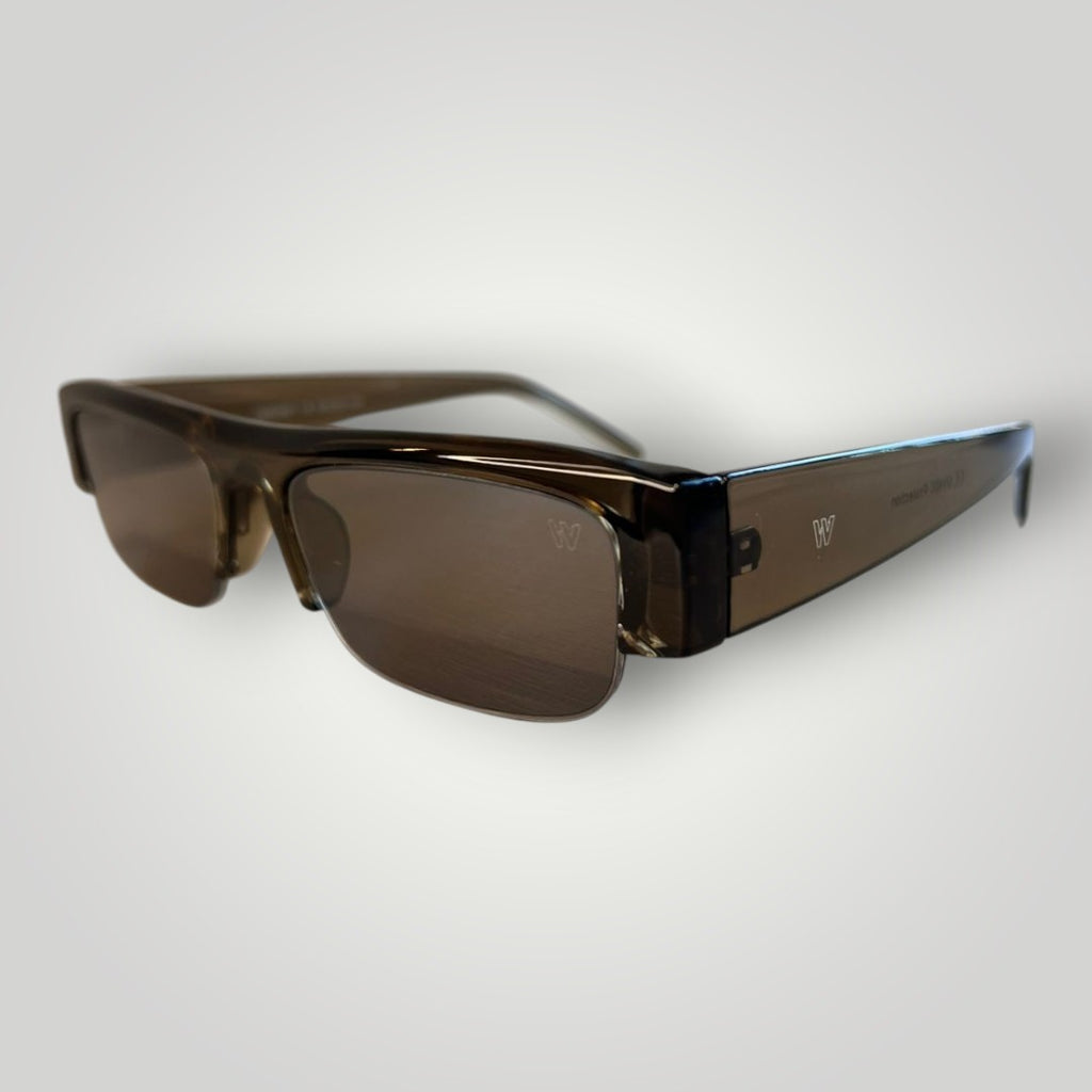 Óculos de sol W One retangulares em acetato cinza transparente com hastes discretas e logo W. Estilo moderno e fashionista.