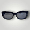 Óculos de sol retangular W One Brand Store em acetato preto com lentes fumê e detalhes em metal