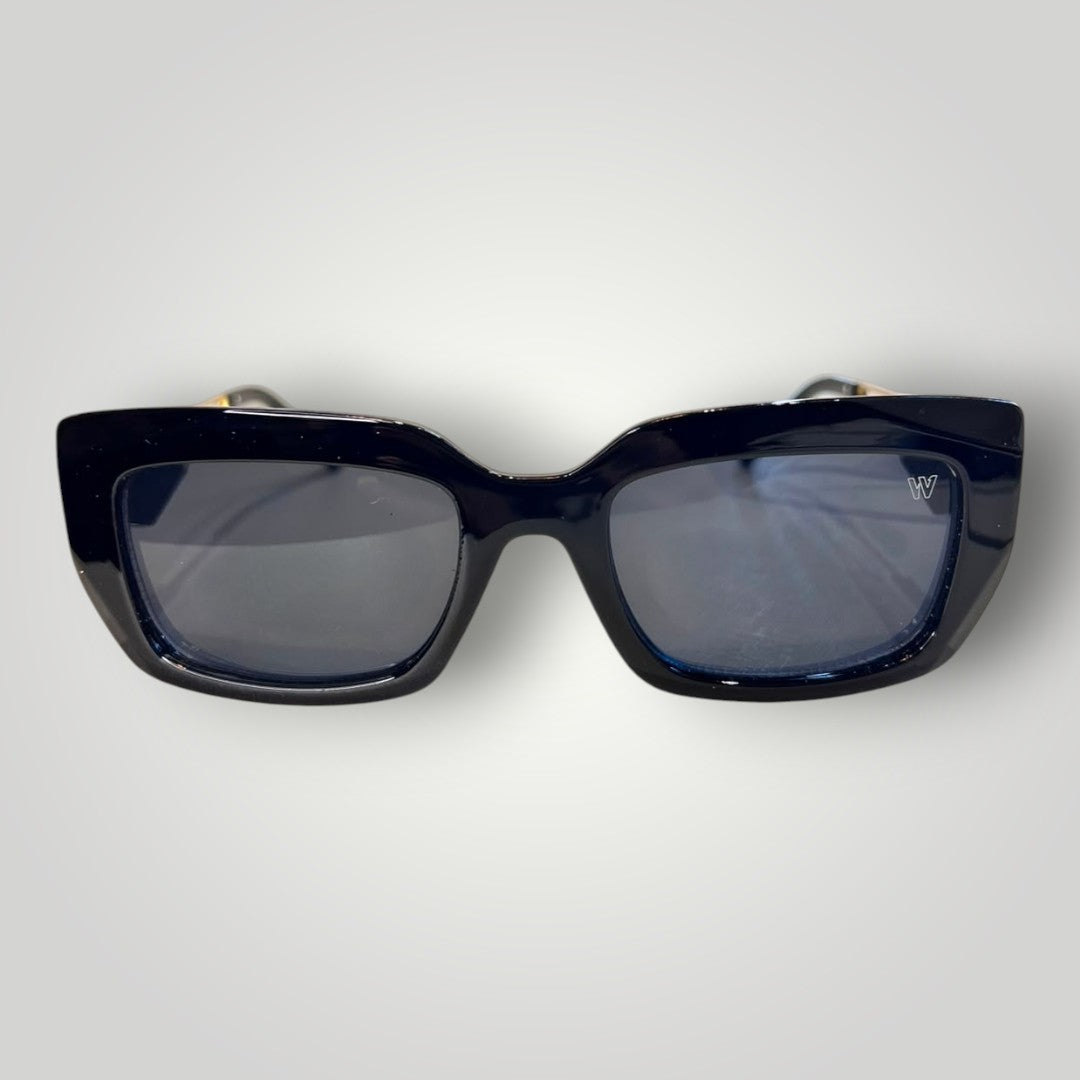 Óculos de sol retangular W One Brand Store em acetato preto com lentes fumê e detalhes em metal