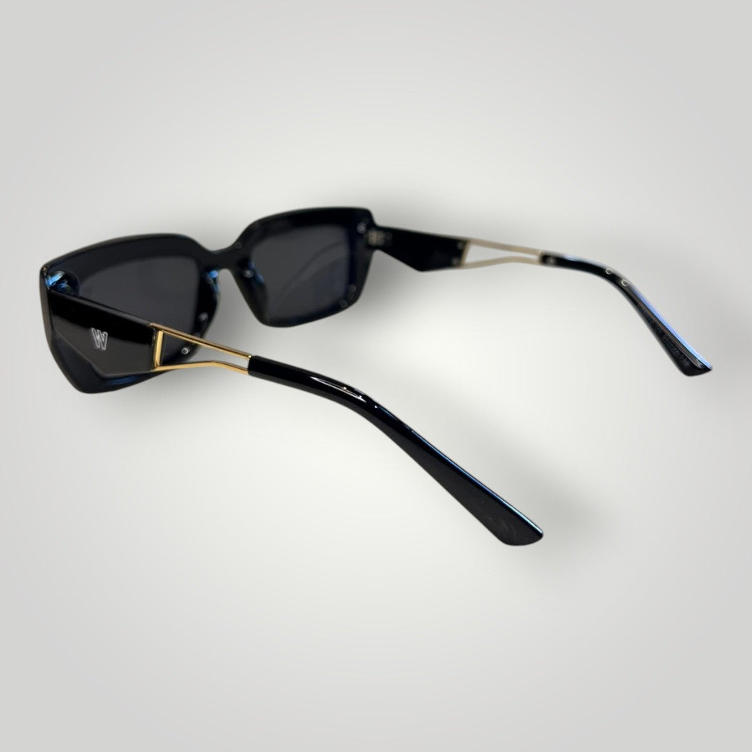 Óculos de sol W One Brand Store retangular preto em acetato e metal com hastes finas douradas e lentes fumê