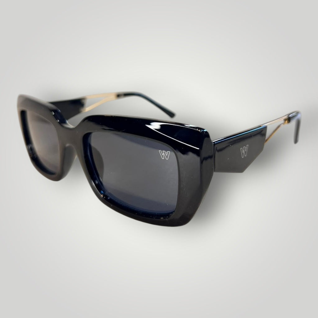 Óculos de sol W One Brand Store retangular preto em acetato e metal com lentes fumê e detalhe de logo na lente