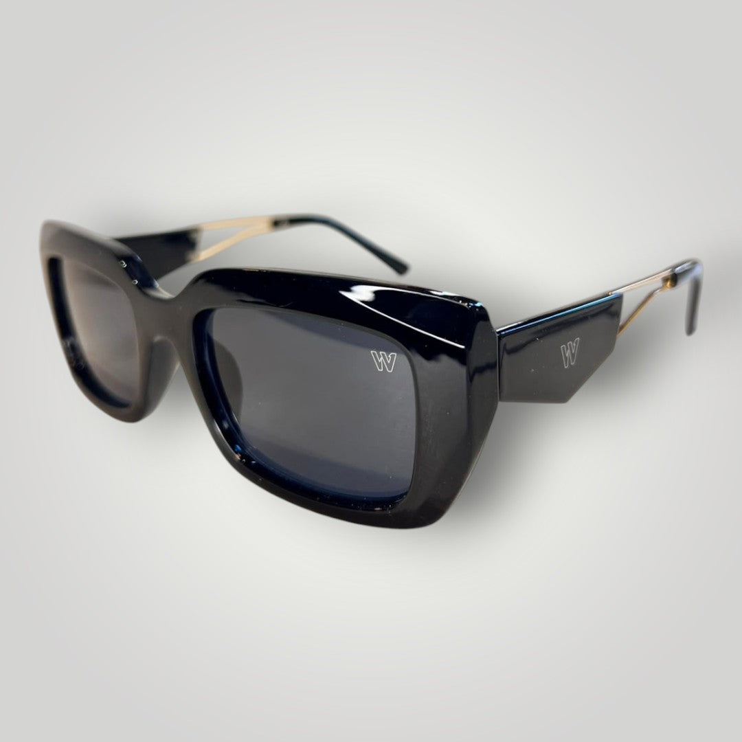Óculos de sol W One Brand Store retangular preto em acetato e metal com lentes fumê e detalhe de logo na lente