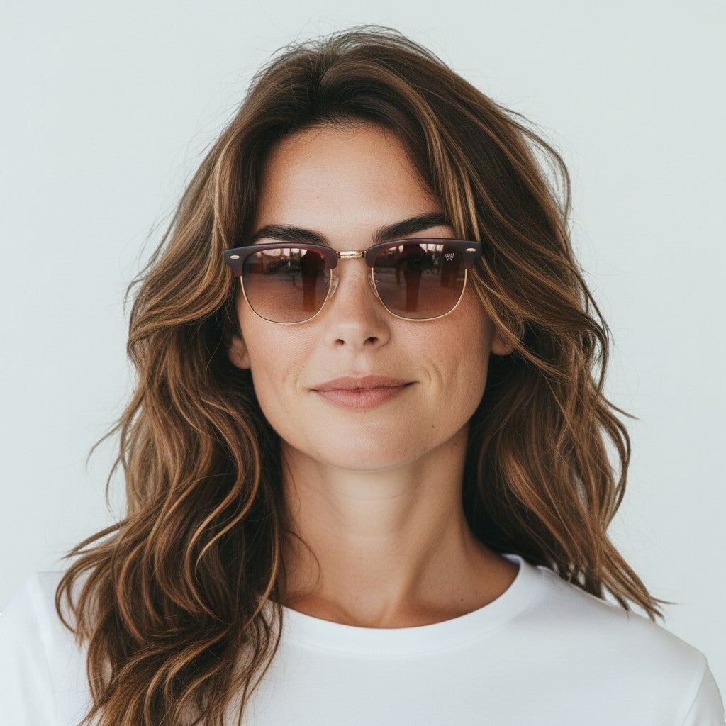 Óculos de Sol Clássico Retrô em Acetato Vinho com Lentes Marrons Degradê e Detalhes Rose Gold vista lateral