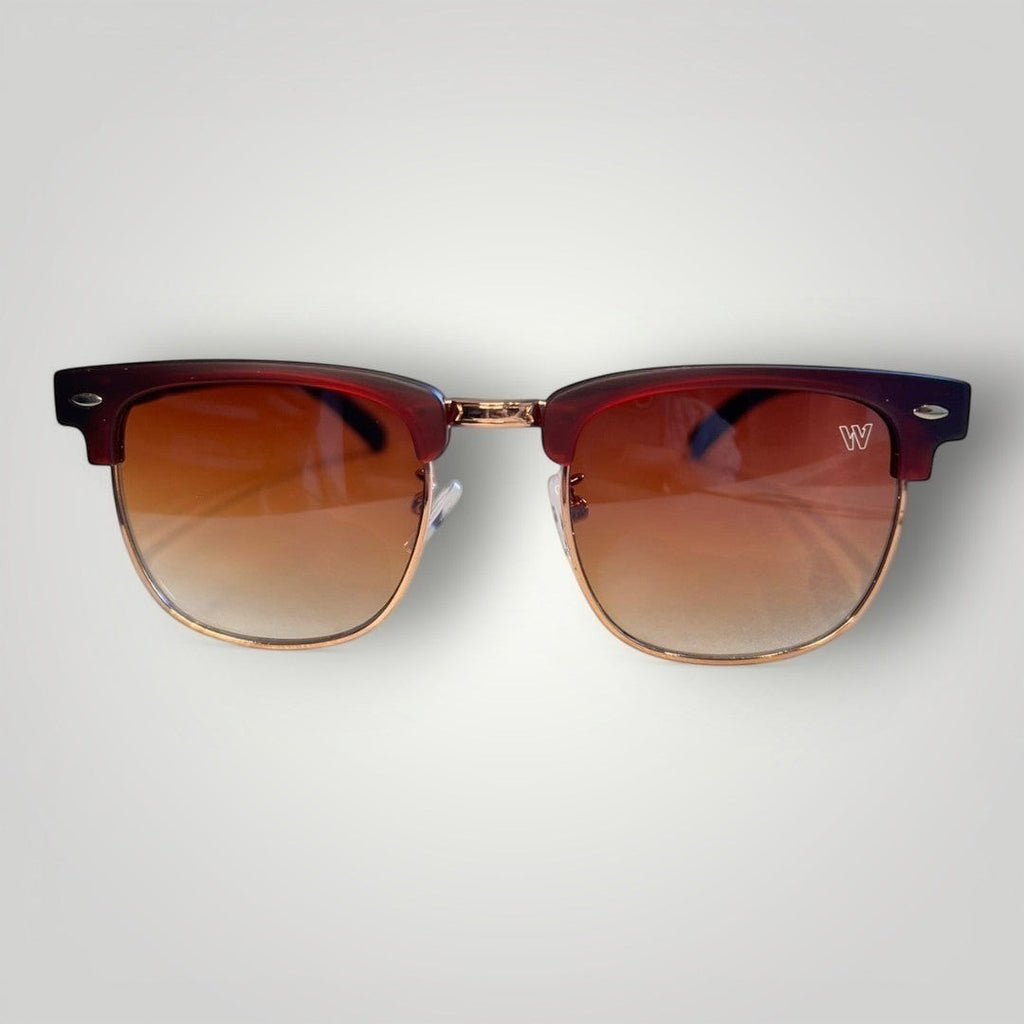 Óculos de Sol Clássico Retrô em Acetato Vinho com Lentes Marrons Degradê e Detalhes Rose Gold vista frontal