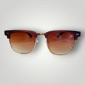Óculos de Sol Clássico Retrô em Acetato Vinho com Lentes Marrons Degradê e Detalhes Rose Gold vista frontal