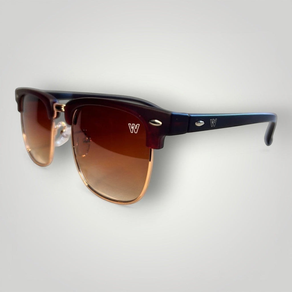 Óculos de Sol Clássico Retrô em Acetato Vinho com Lentes Marrons Degradê e Detalhes Rose Gold detalhe da armação e das lentes