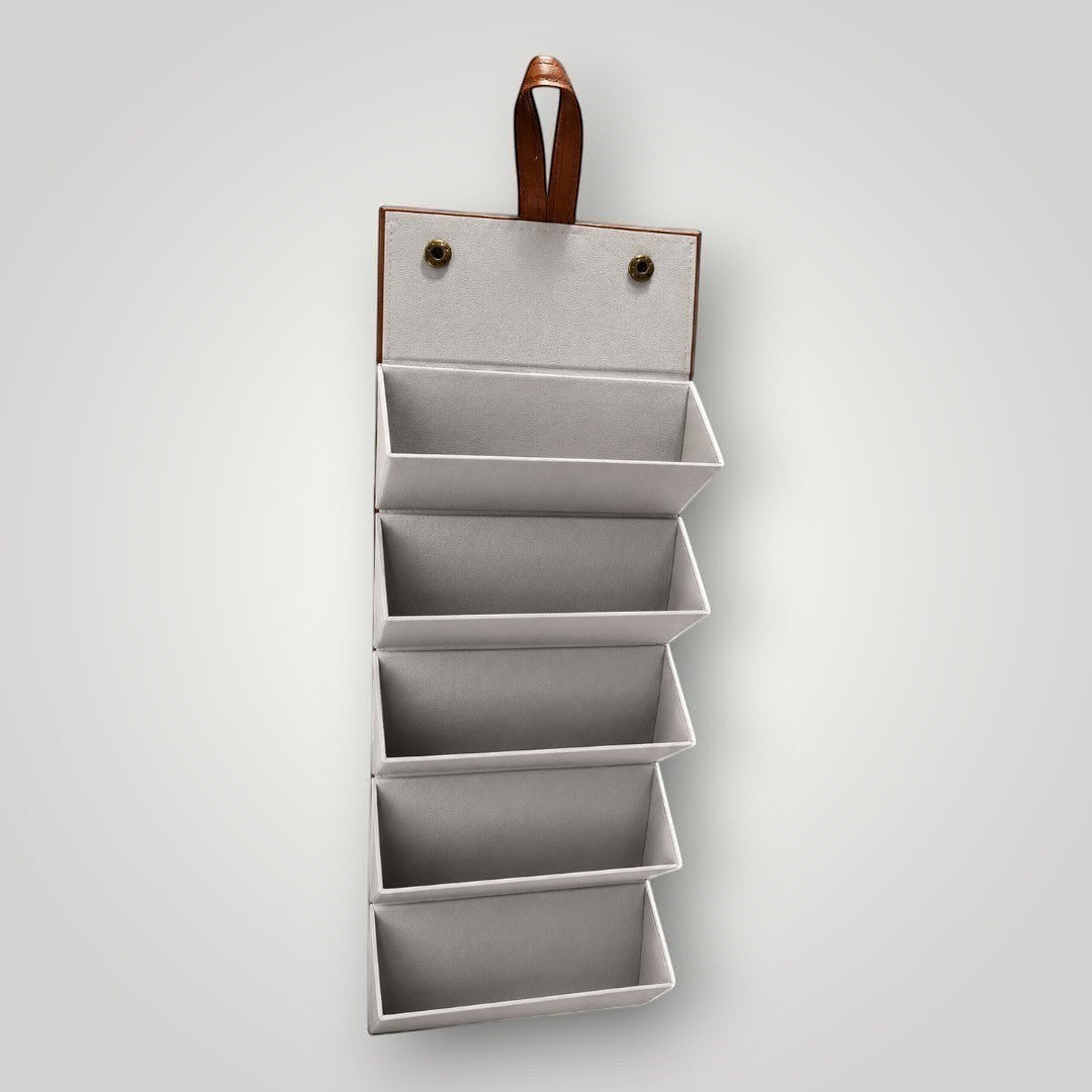 Porta-óculos dobrável W One Brand Store caramelo com 5 divisórias internas cinzas para organização de óculos.