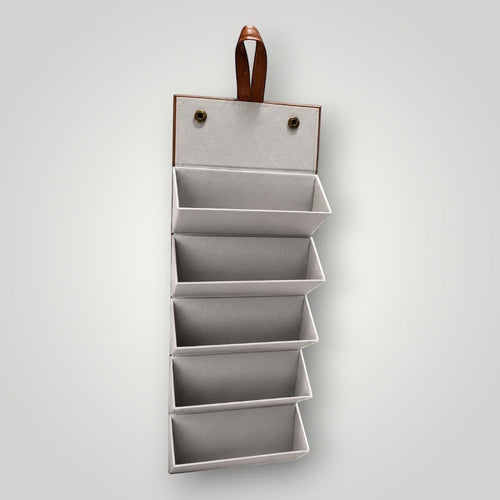 Porta-óculos dobrável W One Brand Store caramelo com 5 divisórias internas cinzas para organização de óculos.