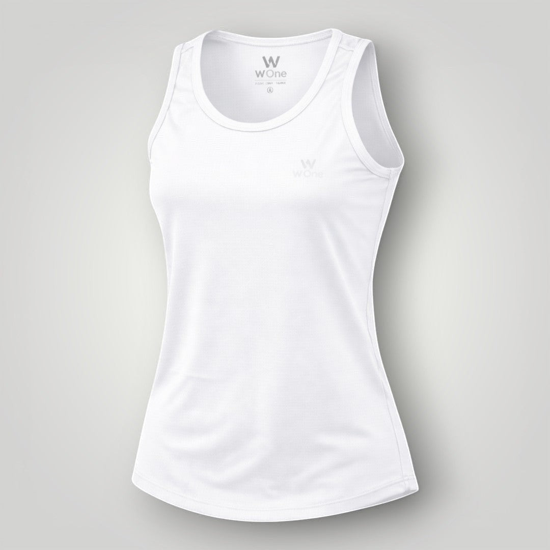 Regata feminina W One Brand Store branca em tecido leve e respirável com proteção solar, ideal para treinos.