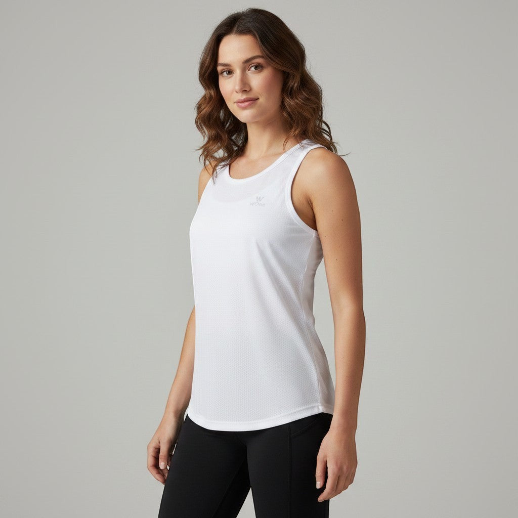 Modelo vestindo regata branca W One Brand Store de tecido leve e respirável com proteção solar para treinos