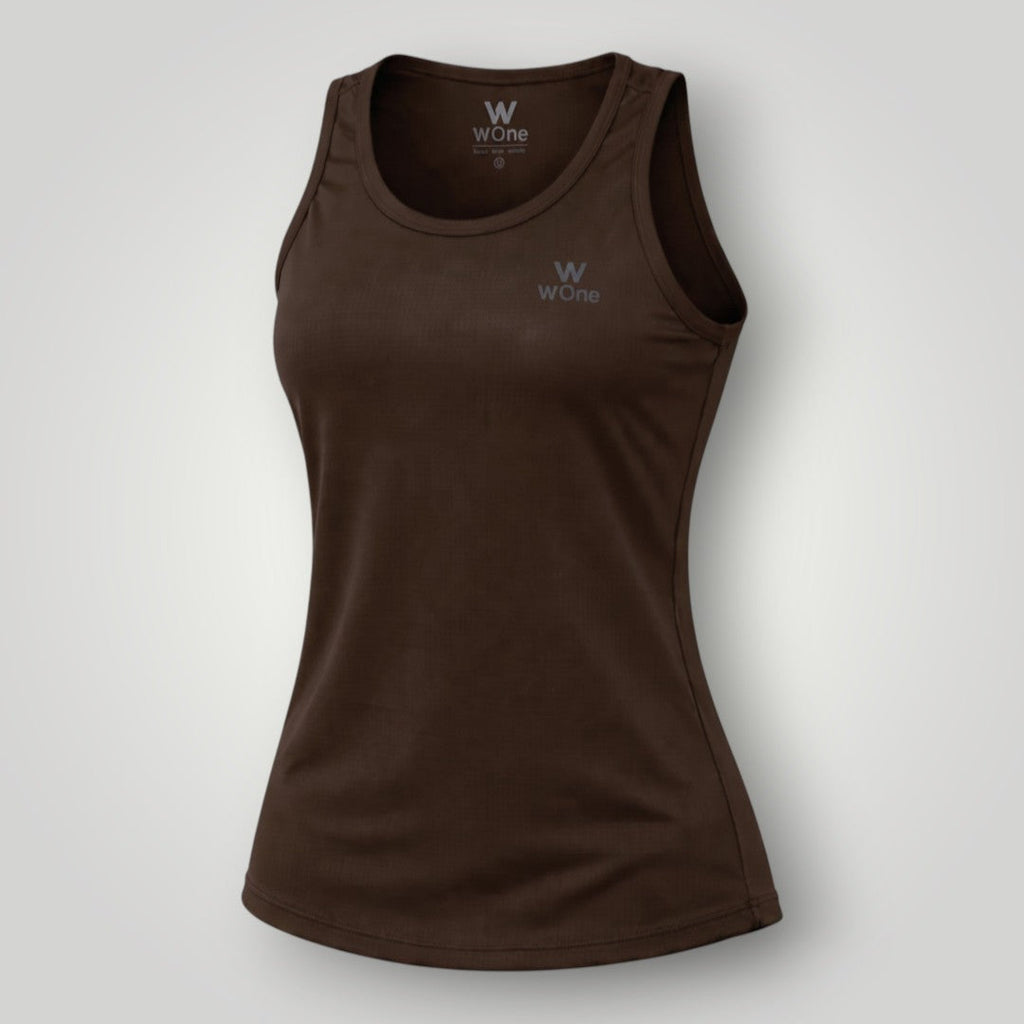 Regata feminina W One Brand Store Essence na cor marrom café, tecido respirável com proteção solar e modelagem leve.