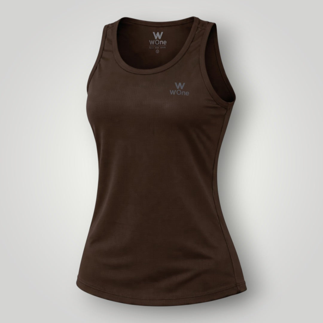 Regata feminina W One Brand Store Essence na cor marrom café, tecido respirável com proteção solar e modelagem leve.