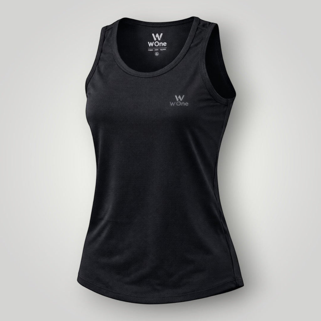 Regata feminina preta W One Brand Store em tecido leve e respirável com proteção solar, ideal para treinos esportivos.