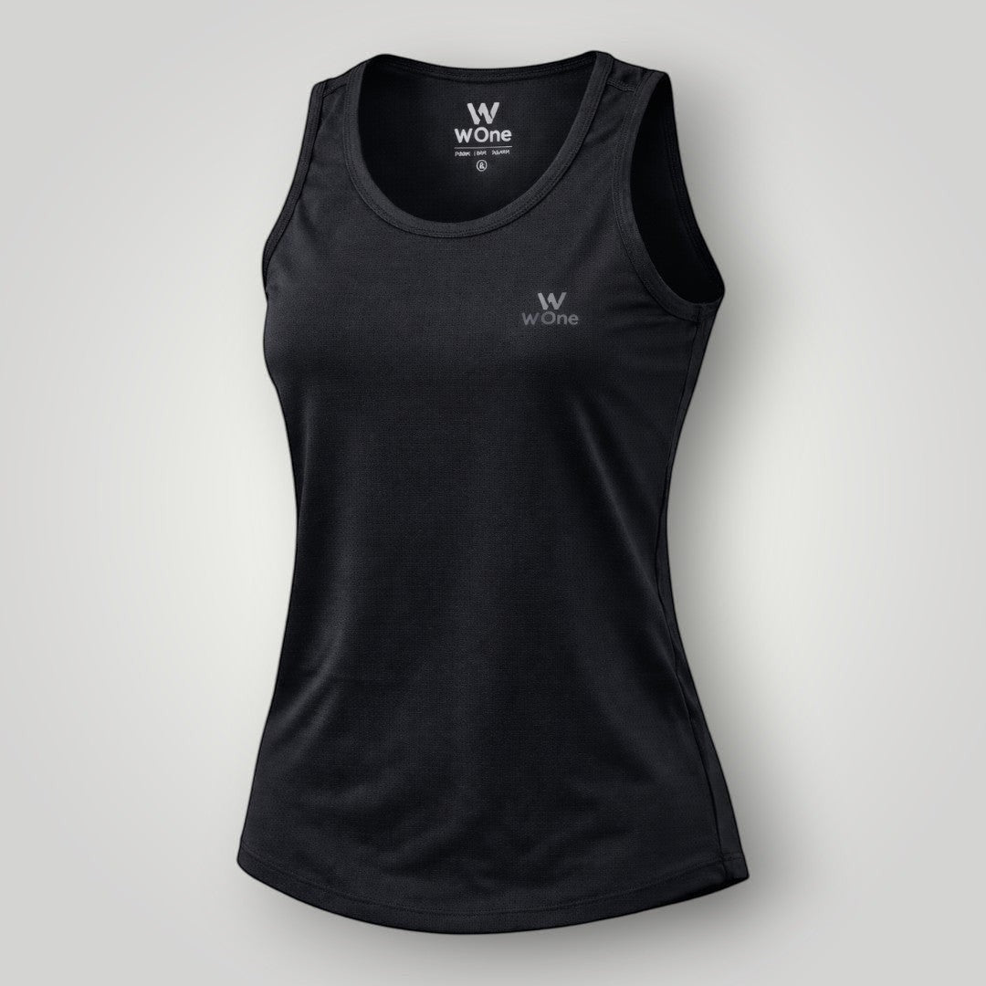 Regata feminina preta W One Brand Store em tecido leve e respirável com proteção solar, ideal para treinos esportivos.