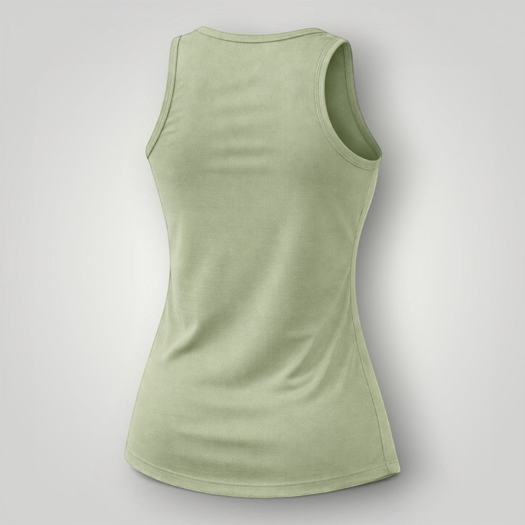 Regata feminina W One Brand Store na cor verde malva, tecido leve e respirável, vista traseira.