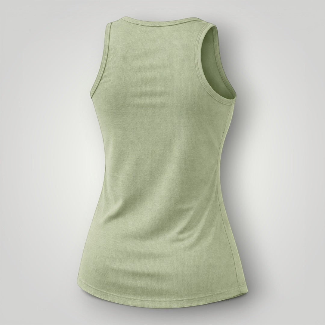 Regata feminina W One Brand Store na cor verde malva, tecido leve e respirável, vista traseira.