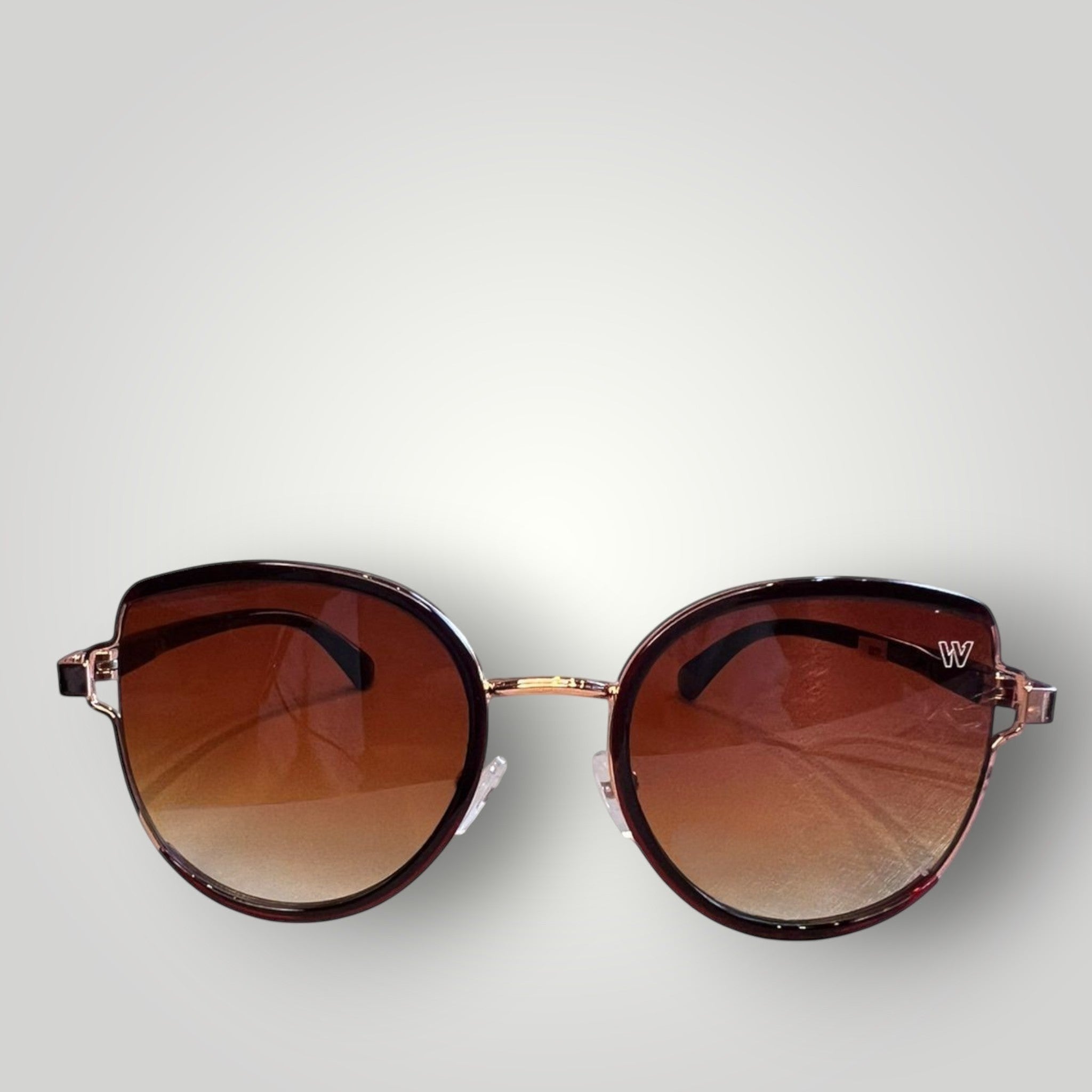 W One Brand Store rounded sunglasses with metal and acetate frame, wine temples, and gradient brown lenses. UV400 protection.