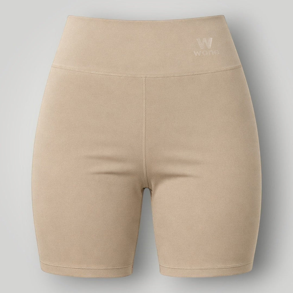 Shorts W One Brand Store Essence na cor canela com cós largo, tecido de poliamida com média compressão e logo discreto.