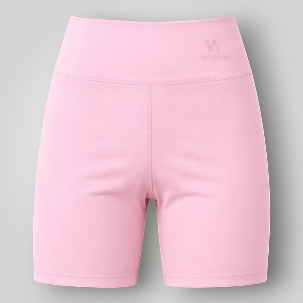 Shorts W One Brand Store Essence rosa balé com cós largo, tecido de poliamida com média compressão e proteção solar.