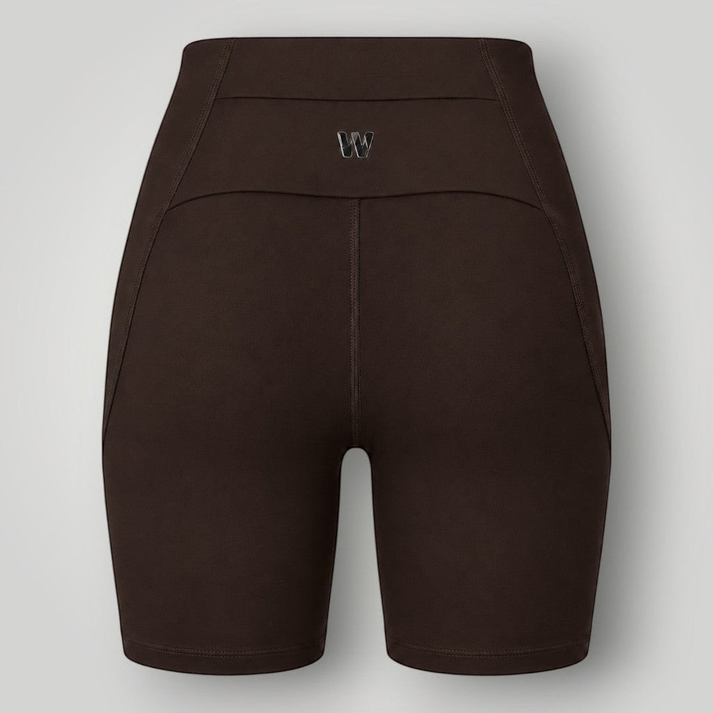 Shorts Sculpt W One Brand Store na cor coffee com cós alto, bolso traseiro e logo metálico, vista traseira.