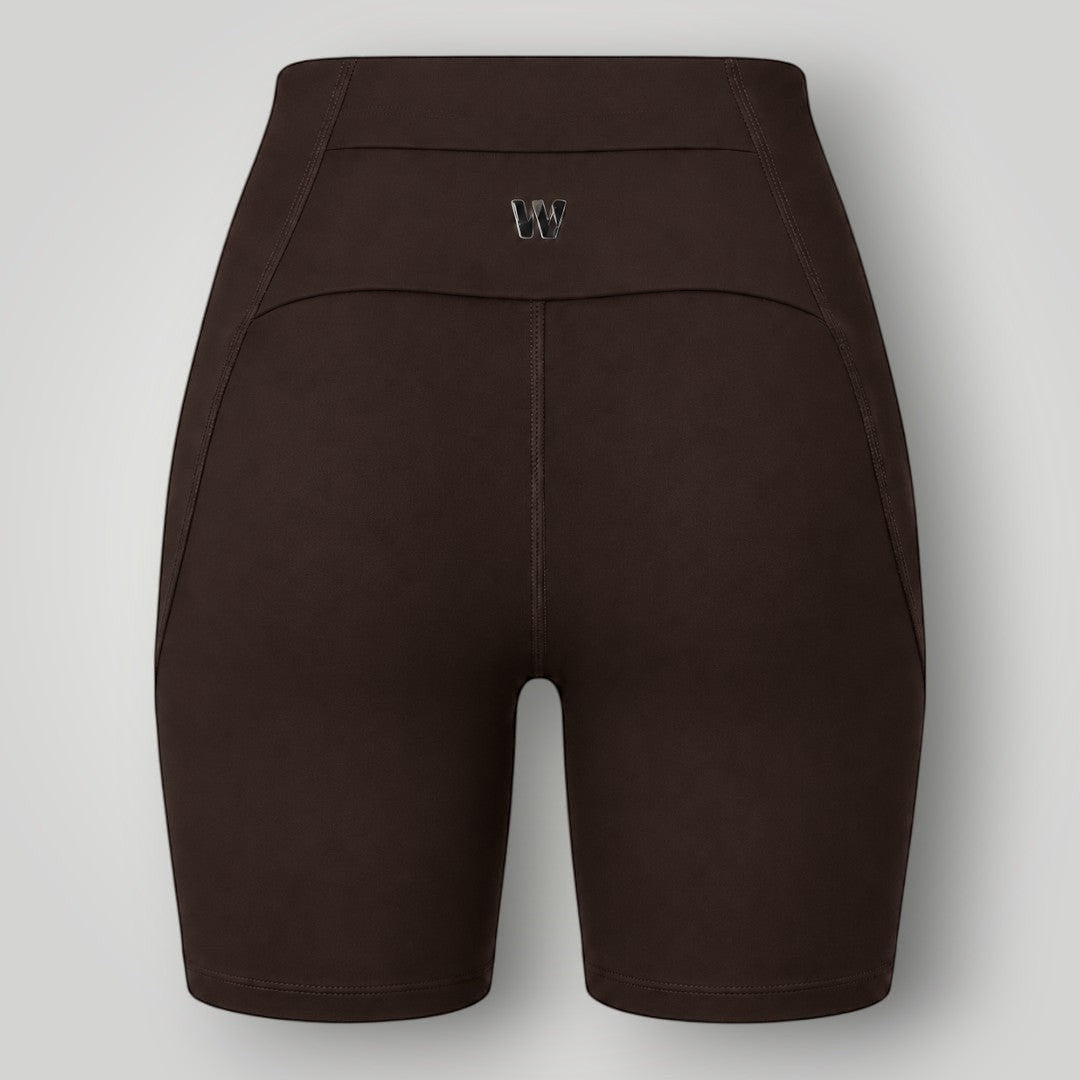 Shorts Sculpt W One Brand Store na cor coffee com cós alto, bolso traseiro e logo metálico, vista traseira.