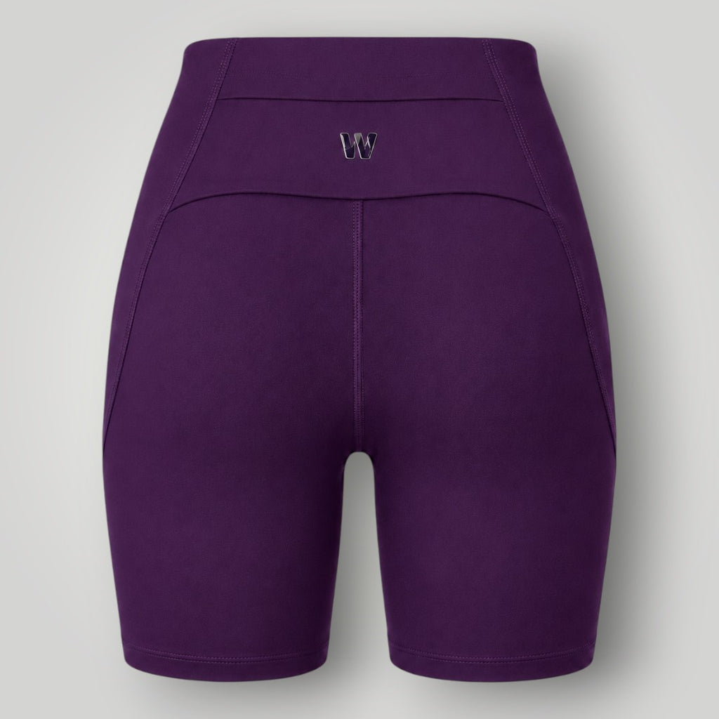 Shorts W One Brand Store Sculpt wine em poliamida com bolso traseiro e logo metálico, vista traseira.
