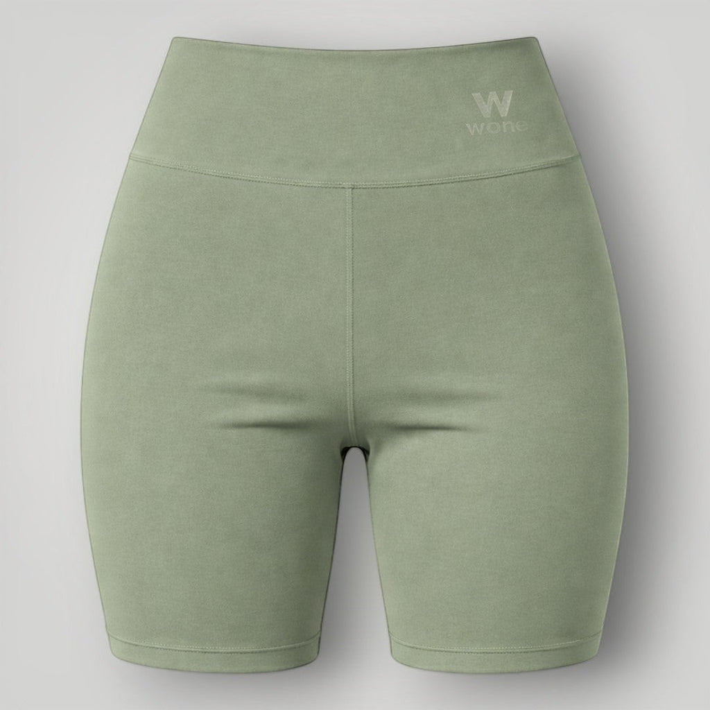 Shorts W One Brand Store Essence verde malva com cós largo, tecido de poliamida com média compressão e proteção solar.