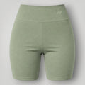 Shorts W One Brand Store Essence verde malva com cós largo, tecido de poliamida com média compressão e proteção solar.