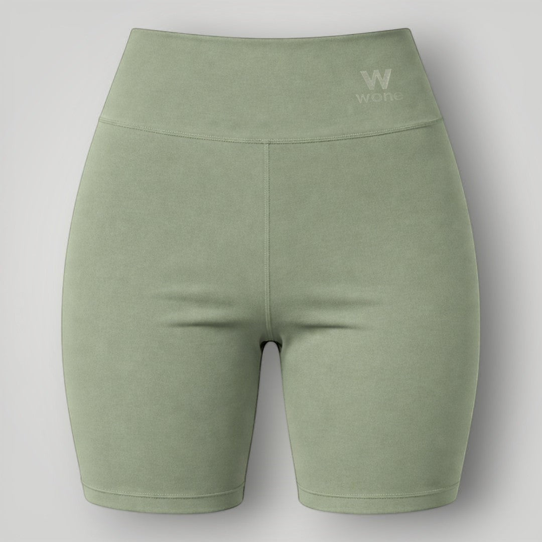 Shorts W One Brand Store Essence verde malva com cós largo, tecido de poliamida com média compressão e proteção solar.