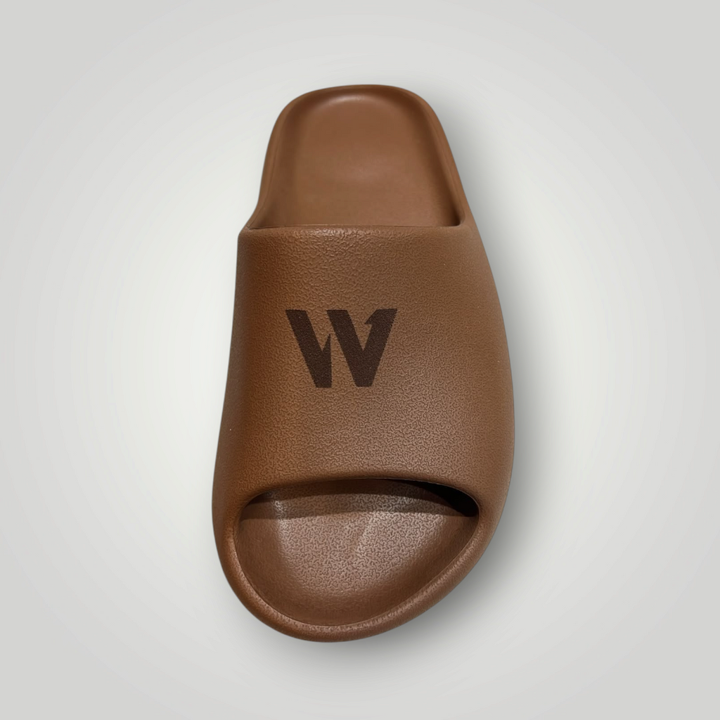Chinelo slide W One Brand Store Cloud Move na cor chocolate, feito em peça única de EVA com logo frontal.