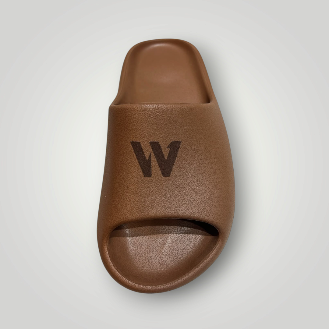 Chinelo slide W One Brand Store Cloud Move na cor chocolate, feito em peça única de EVA com logo frontal.