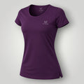 T-shirt feminina W One Brand Store na cor wine, em poliamida com tecnologia Lycra e proteção UV, ajuste leve e confortável.