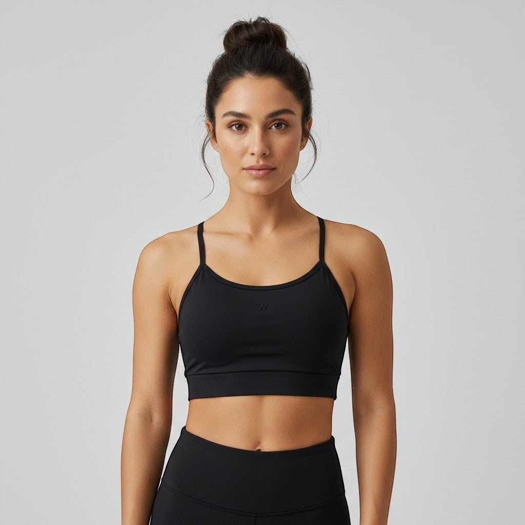 Modelo vestindo top esportivo preto W One Brand Store com alças reguláveis e média sustentação em tecido respirável