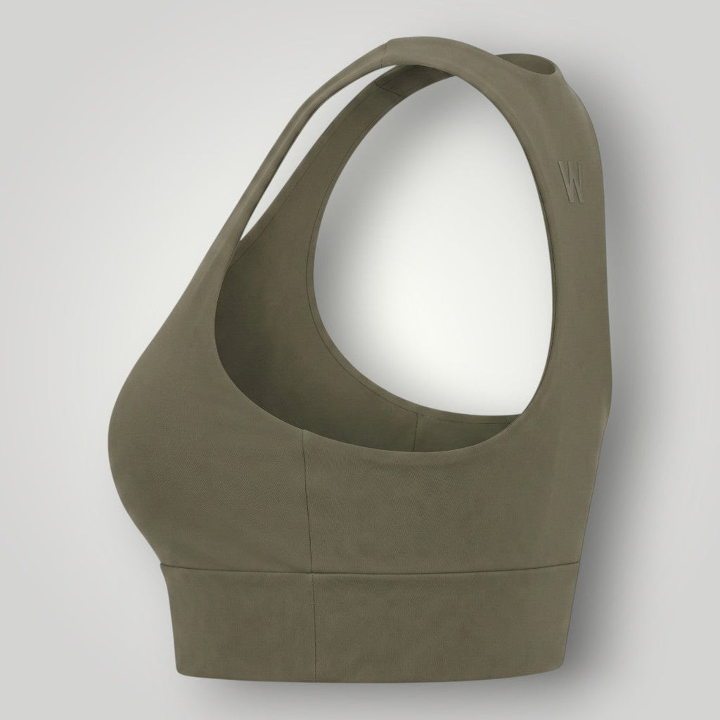 Top esportivo W One Brand Store Essence 2 verde militar com modelagem nadador e alta sustentação, vista lateral.