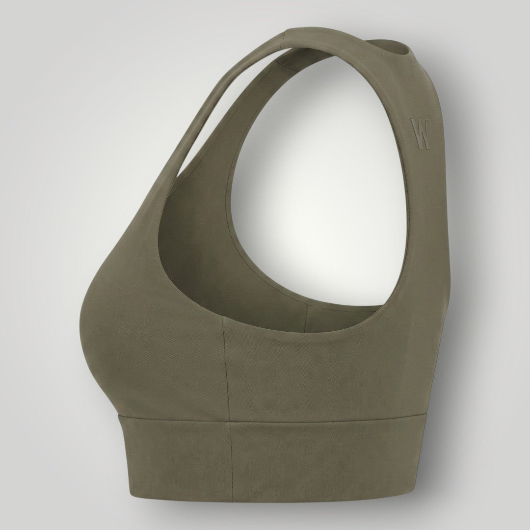 Top esportivo W One Brand Store Essence 2 verde militar com modelagem nadador e alta sustentação, vista lateral.