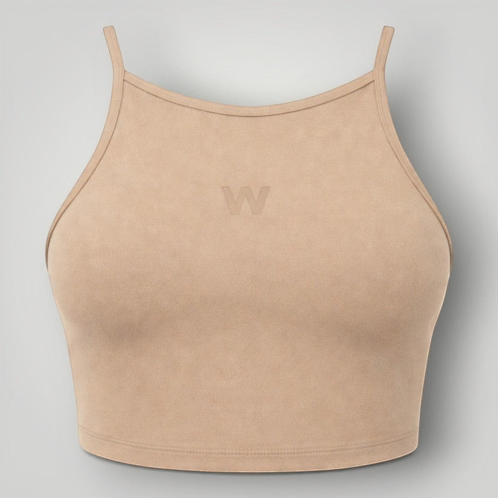 Top W One Brand Store Pulse na cor canela com frente alta, alças finas e logo frontal, ideal para treinos fitness.