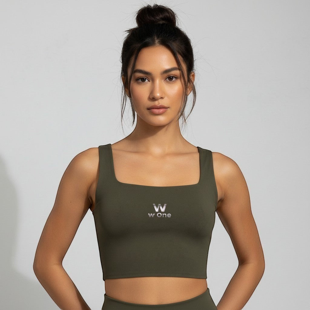 Modelo vestindo top fitness W One Brand Store verde militar com decote quadrado e média sustentação em tecido macio.