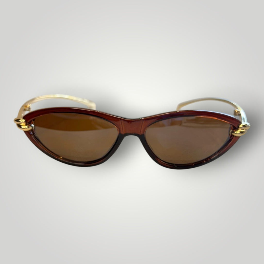 Óculos de sol W One gatinho em acetato marrom com detalhe de nó em metal dourado e lentes marrons.