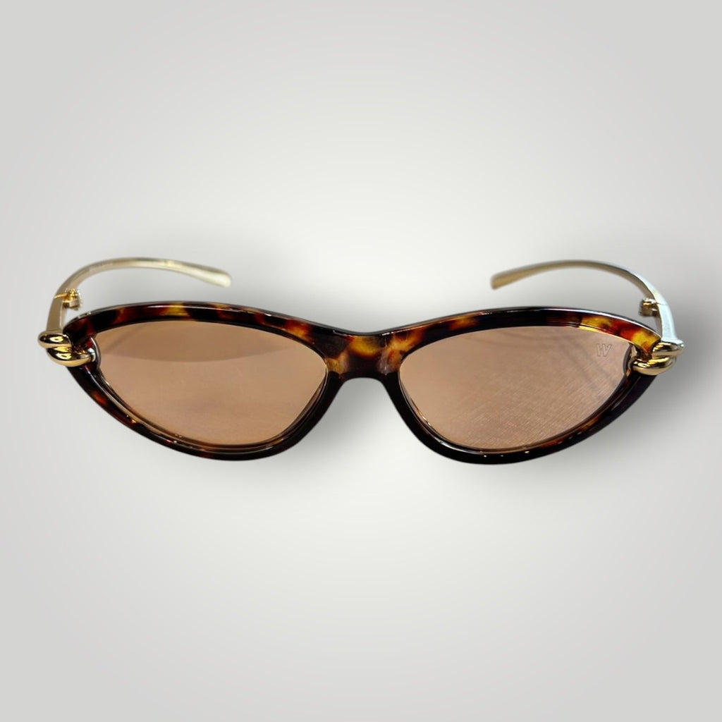 Óculos de sol W One gatinho em acetato camuflado com lentes rosas e haste dourada com detalhe de nó. Proteção UV400.