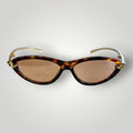 Óculos de sol W One gatinho em acetato camuflado com lentes rosas e haste dourada com detalhe de nó. Proteção UV400.